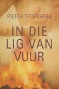 Voorblad van In die lig van vuur deur Pieter Stoffberg. ISBN 9780624042631
